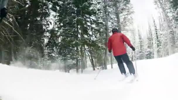 Mann beim Skifahren auf Skigebiet — Stockvideo