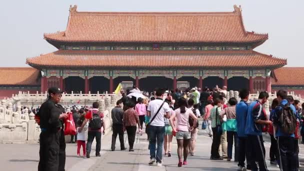 Tourists inside the gates of the Forbidden City — Stock Video
