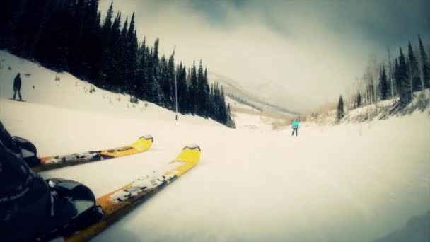 Άνθρωπος σκι στο χιονοδρομικό κέντρο — Αρχείο Βίντεο