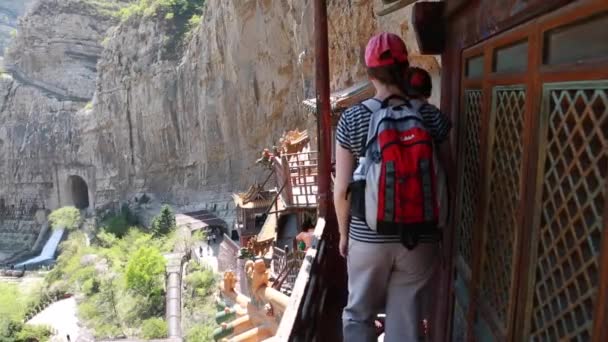 Touristes visitant le temple suspendu — Video