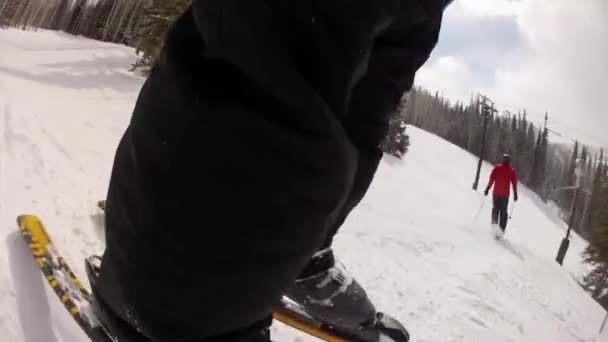 Mann beim Skifahren auf Skigebiet — Stockvideo