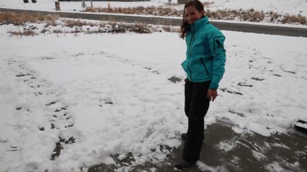 Madre y niño jugando en la nieve — Vídeo de stock