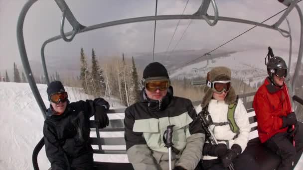 People rides up a chair lift — Stock Video