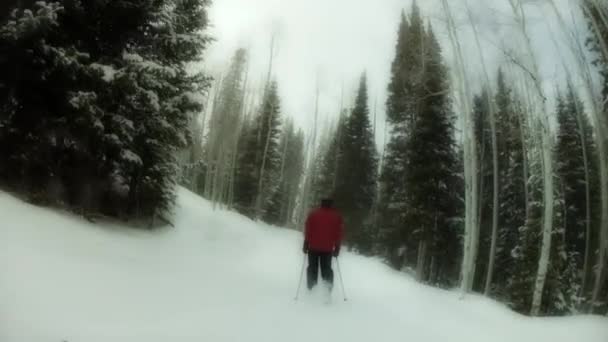 Hombre esquiando en estación de esquí — Vídeo de stock