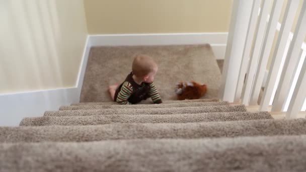 Niño juega en las escaleras — Vídeos de Stock