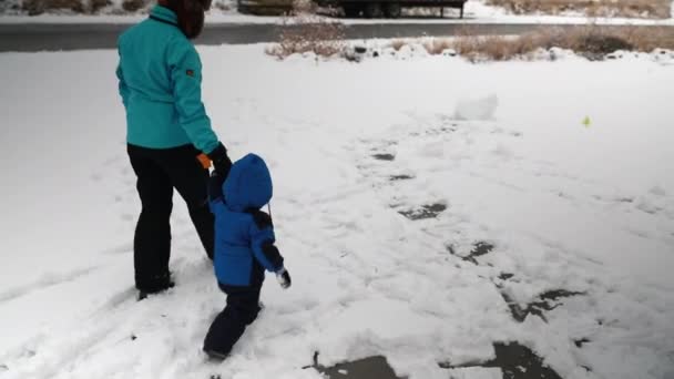 Mamma och pojke leker i snön — Stockvideo