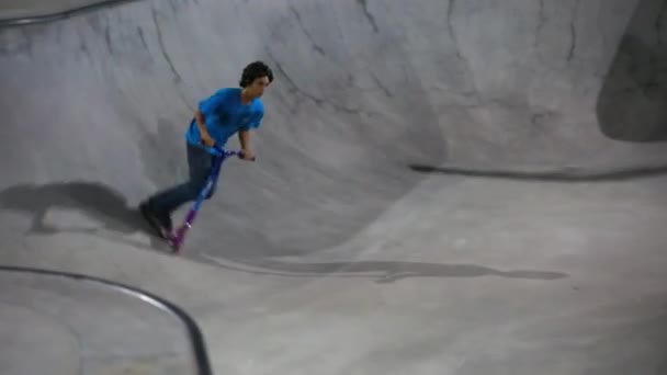 Підліткові тренування трюки в скейт-парку — стокове відео