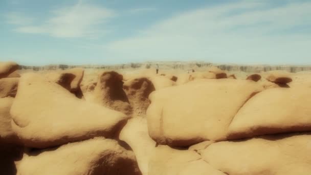 A turisták a sivatagban a Goblin-völgyben — Stock videók