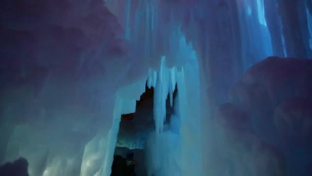 Turisti in un castello di ghiaccio — Video Stock