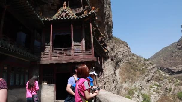 Touristes visitant le temple suspendu — Video