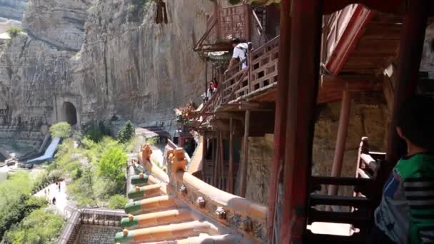 Turistas visitando o templo pendurado — Vídeo de Stock