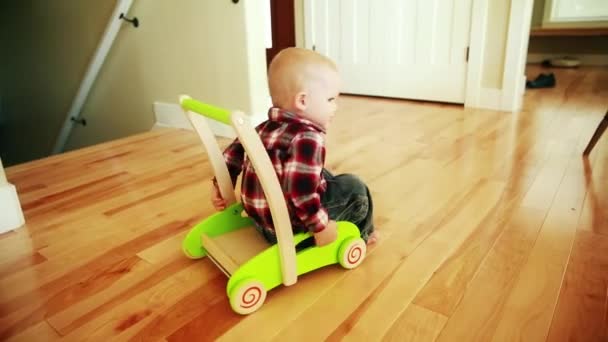 Menino brincando com brinquedo — Vídeo de Stock