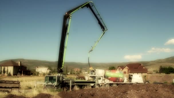 Camión de bombeo de cemento — Vídeo de stock