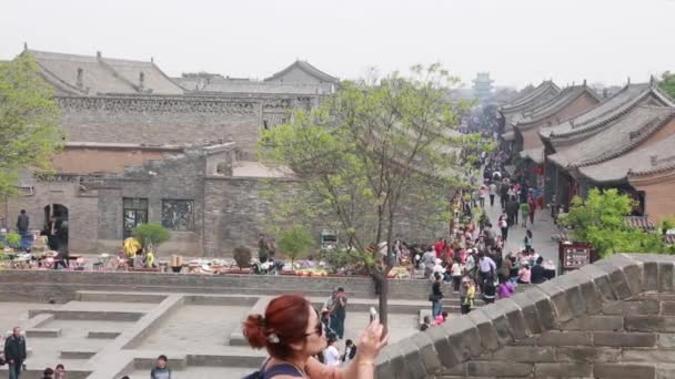 Turistas na cidade antiga em Pingyao China — Vídeo de Stock