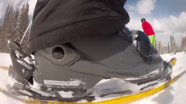 Sjezdové lyžování v mountain resort — Stock video