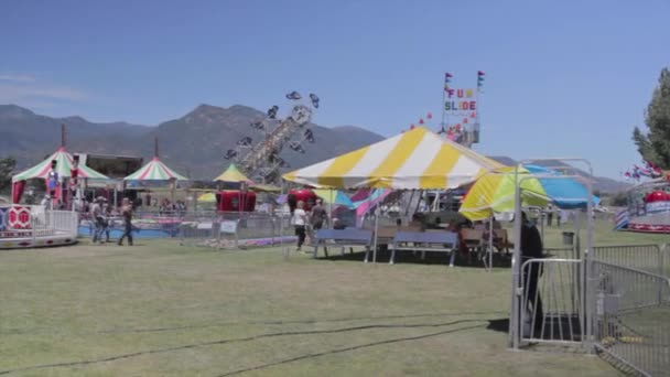 Paseos de Carnaval en una gran ciudad — Vídeos de Stock