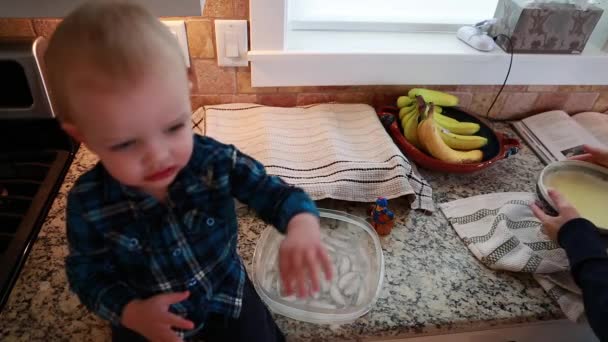 Toddler dondurma yapmak için yardım — Stok video