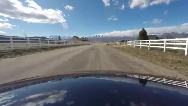 Bir kasabanın içinden bir araba sürüş Timelapse — Stok video