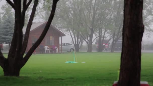 Los niños juegan al fútbol bajo la lluvia — Vídeos de Stock