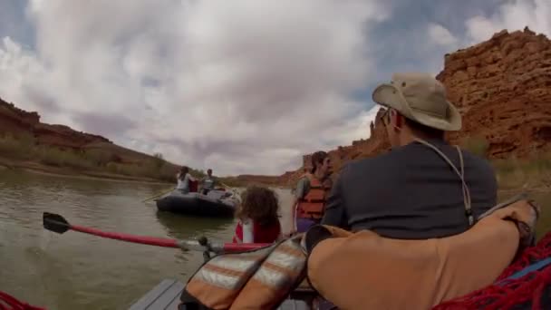 游戏中时光倒流的河边的木筏上划船 — 图库视频影像