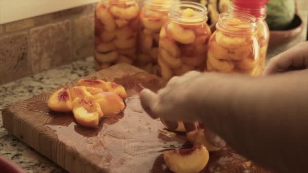 Сдирающие персики — стоковое видео