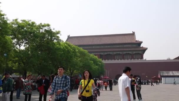 Tourists inside The Forbidden City — Stock Video