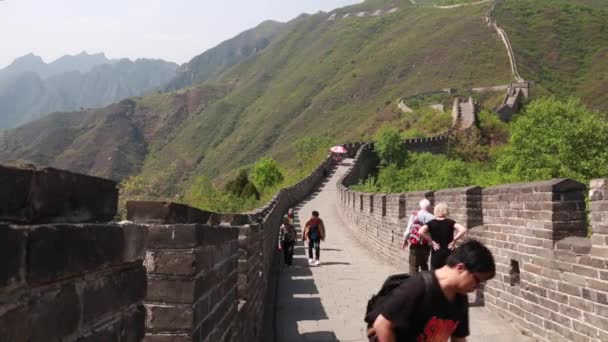 Toeristen op de grote muur van china — Stockvideo