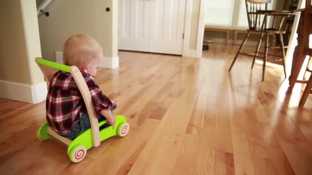 Хлопчик грає з іграшкою — стокове відео