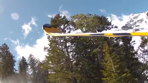 Man rijdt op een stoeltjeslift — Stockvideo