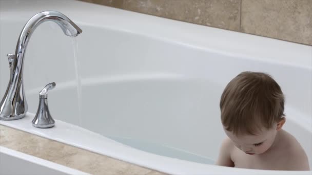 Junge wird in einer großen Badewanne sauber — Stockvideo