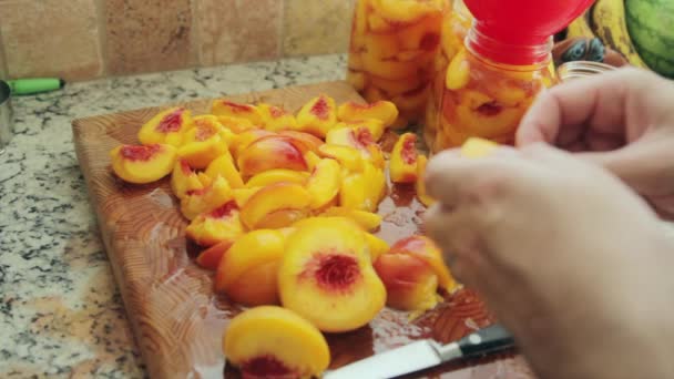 Frau enthäutet Pfirsiche — Stockvideo