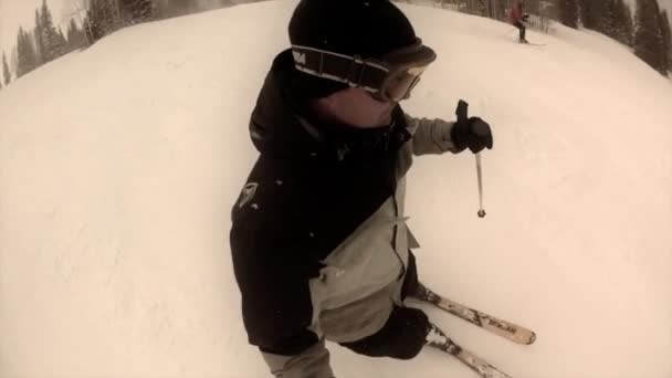 Man skidåkning på ski resort — Stockvideo