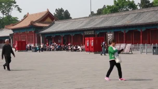 Tourists inside The Forbidden City — Stock Video