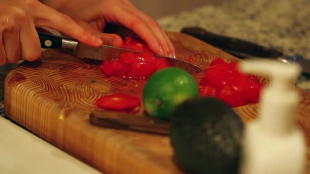 Femme tranchant des légumes — Video