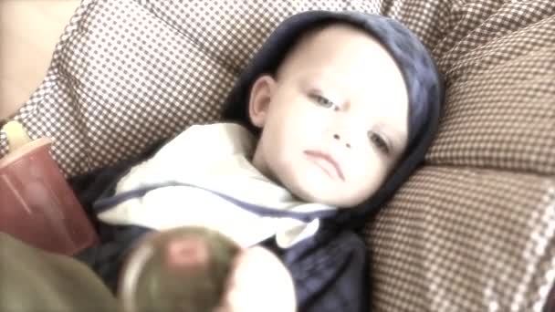Мальчик с гриппом лежит на полу — стоковое видео