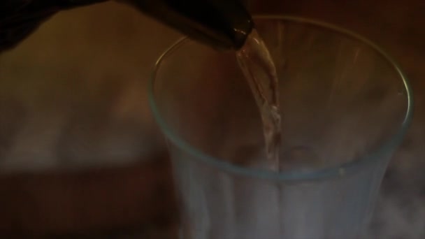 Wasser in Glas gegossen — Stockvideo