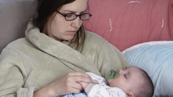 Mãe rochas bebê para dormir — Vídeo de Stock