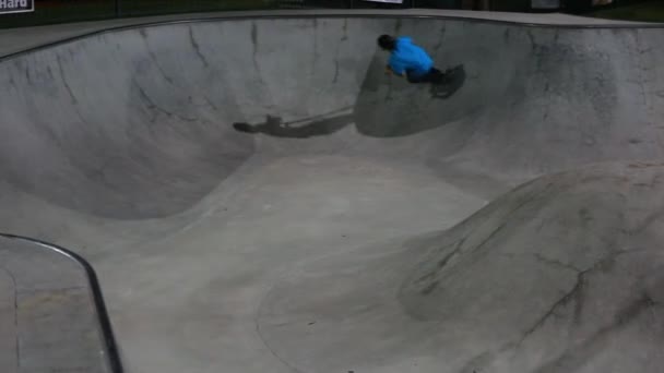 Teens practice tricks at skate park — Stock Video