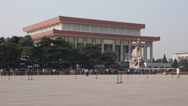 Turistas na Praça Tiananmen — Vídeo de Stock