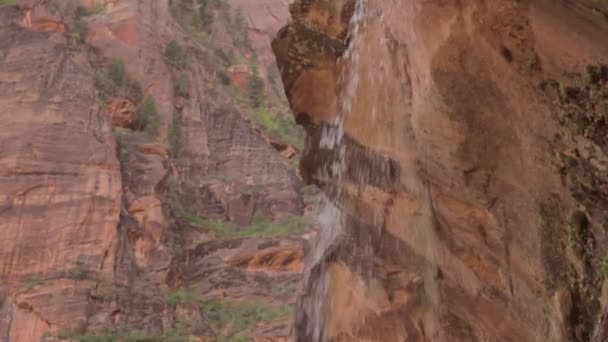 Wasserfall im smaragdgrünen Pool — Stockvideo