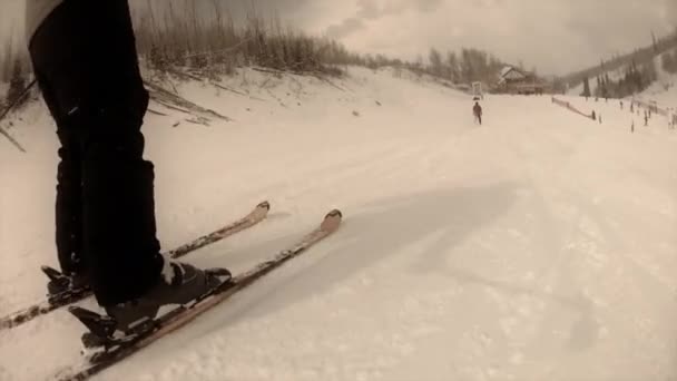 Człowiek na nartach w ośrodku narciarskim — Wideo stockowe