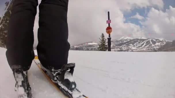 Sciare uomo sulla stazione sciistica — Video Stock