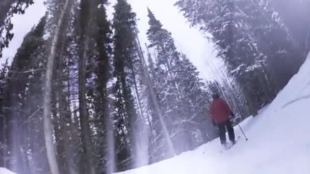 Mann beim Skifahren auf Skigebiet — Stockvideo