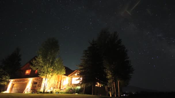 Starry sky over a home — Stock Video