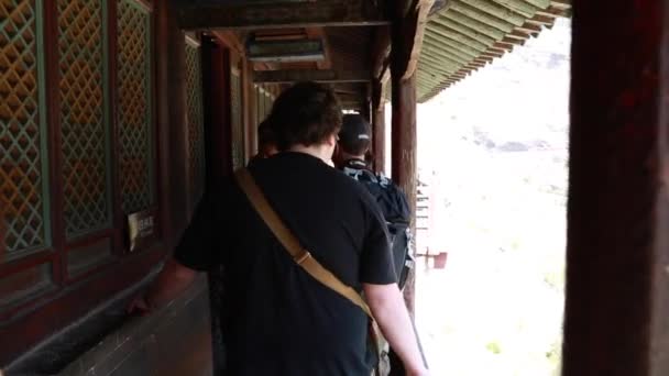 Туристы, посещающие Висячий Храм — стоковое видео