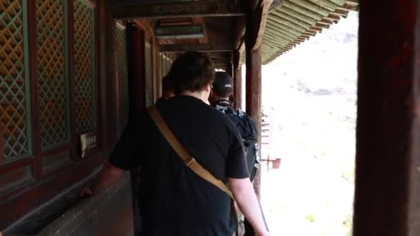 Turistas visitando el templo colgante — Vídeos de Stock