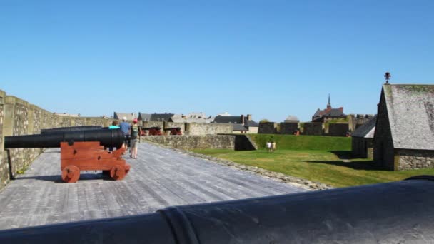 Turistas mirando los cánones del fuerte Louisbourg — Vídeos de Stock