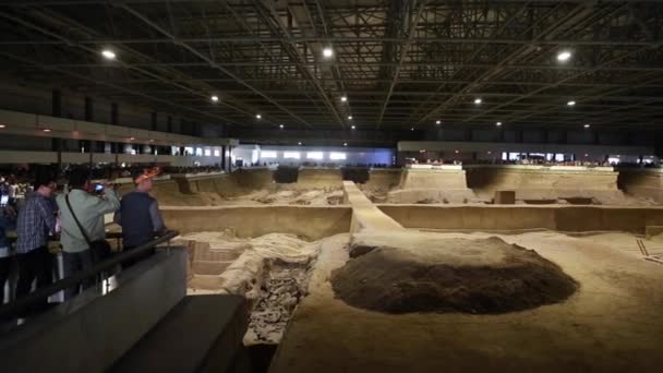 A turisták a Terracotta Warrior Múzeumban — Stock videók