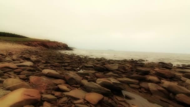 Schöner und ruhiger Strand am Meer — Stockvideo