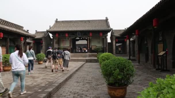 Turistas en la antigua ciudad de Pingyao China — Vídeos de Stock